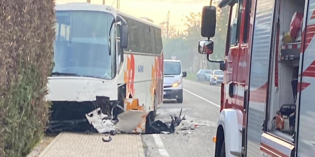 Scontro fra auto e bus a Arignano: un morto e una ventina di studenti feriti