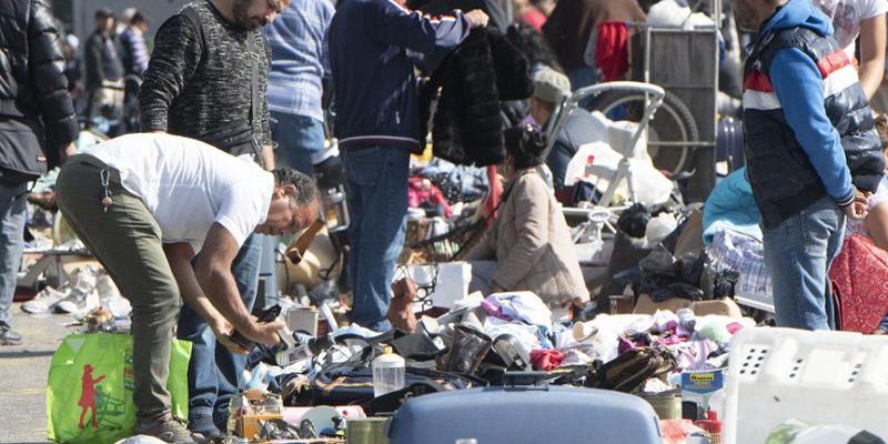 Stretta sulle Bancarelle Abusive a Torino: 6.000 Vestiti Sequestrati, Impatto sul Mercato e Possibili Conseguenze