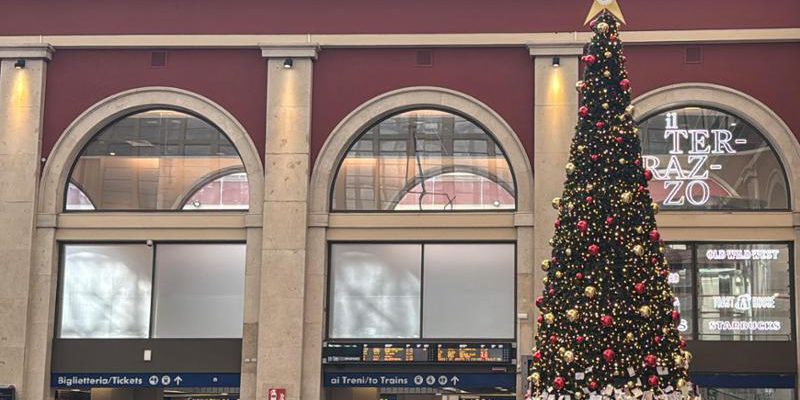 Migliaia di lettere di desideri trovate nell'atrio della stazione di Porta Nuova