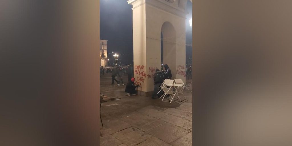 Manifestazione contro la violenza di genere a Torino termina con scritte di nomi di vittime e reazione dei proprietari di locali