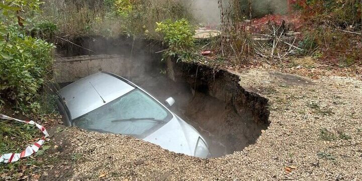 Машина в российском регионе ушла под землю