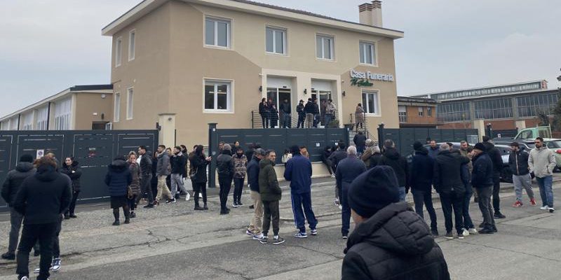 Funerale di rapinatore: mille Sinti da tutta Italia, questore giustifica esequie private per motivi di sicurezza