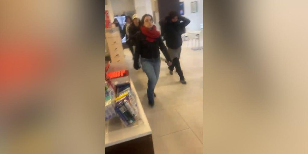 Violenza nella redazione della La Stampa: aggressori imbrattano documenti e grida di odio