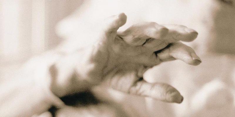 Caso di maltrattamento in ospedale: un paziente di 101 anni legato al letto, 24 lavoratori sospesi