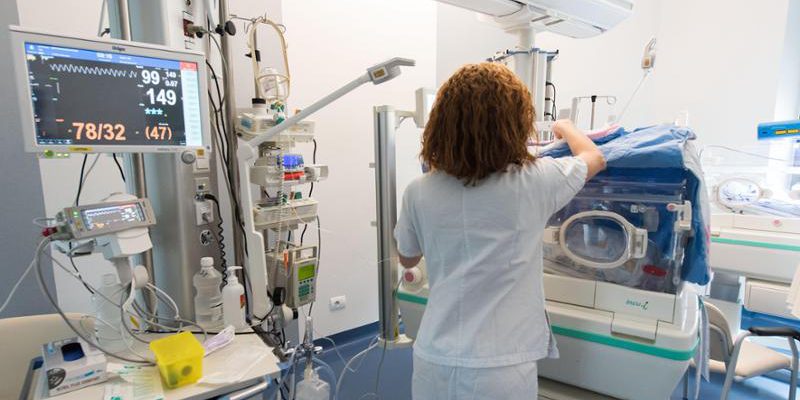 Mamma arrestata dopo aver partorito in un water a Ciriè: neonata in stato grave