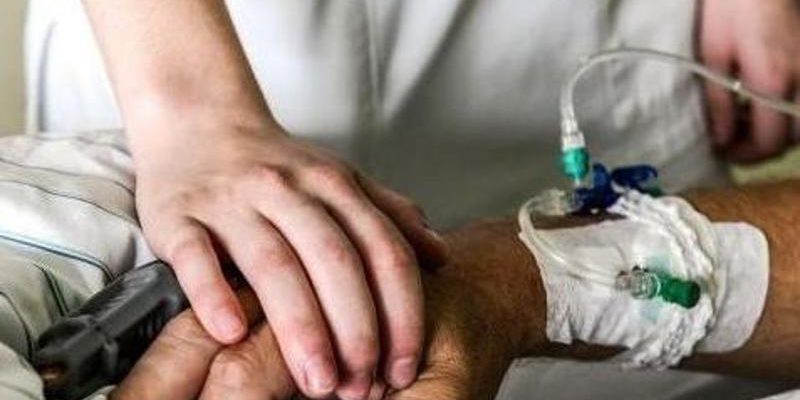 Caterina denuncia: marito con SLA si è ucciso dopo rifiuto tracheotomia, non conosceva i suoi diritti