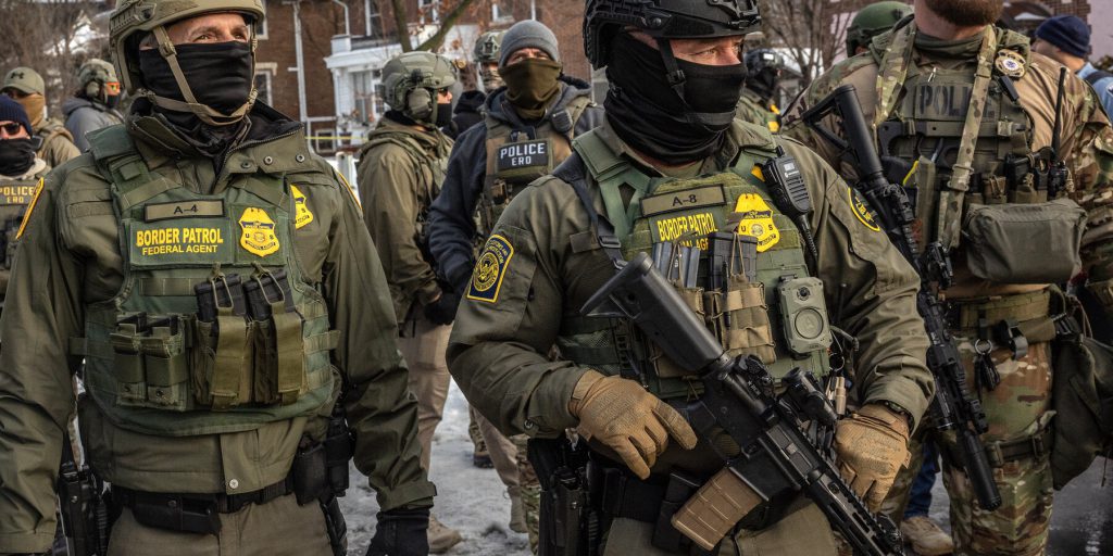 Dopo l'omicidio a Minneapolis, l'amministrazione Trump invia oltre 100 agenti ICE in Minnesota