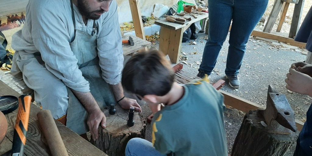 Bambini imparano a combattere con fuoco e spada al festival "Укек" di Saratov