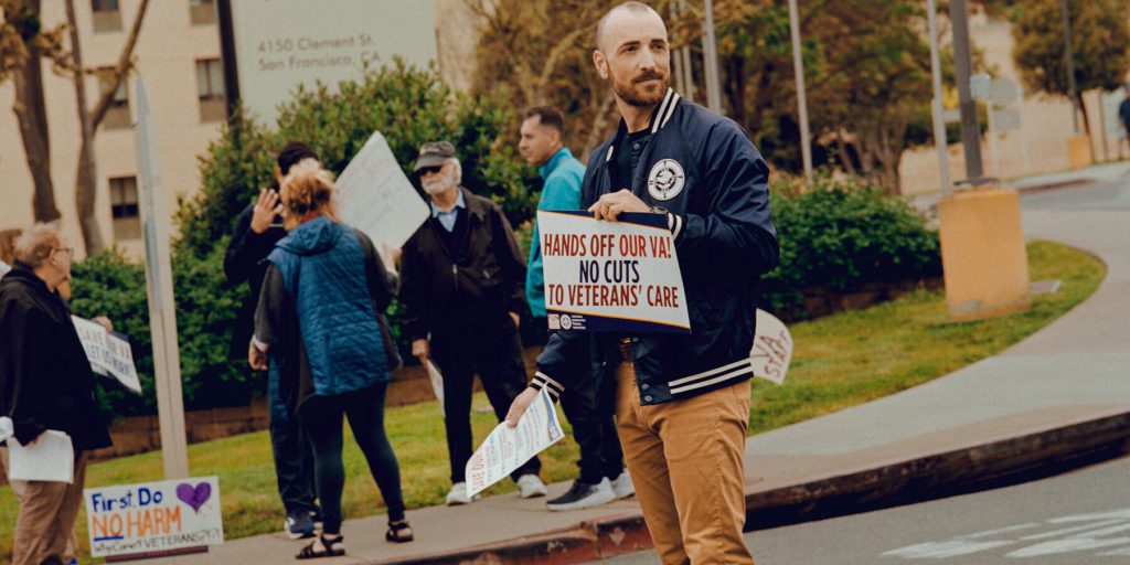 Licenziamenti di 300.000 dipendenti e cancellazione dei diritti sindacali: l’amministrazione limita il lavoro organizzato e innesca un movimento