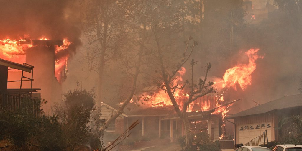 Incendio a Palisades a Los Angeles: arrestato sospettato di aver appiccato il fuoco che ha causato 12 morti