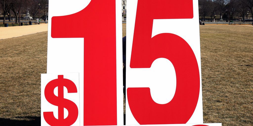Salario minimo di 15 $ in alcuni stati: un progresso, ma i costi di vita continuano a pesare