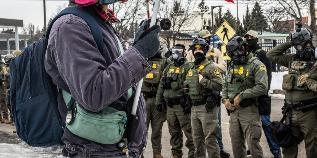 Minnesota invia 100 agenti federali e attiva la Guardia Nazionale dopo il tiro di un agente ICE a Minneapolis