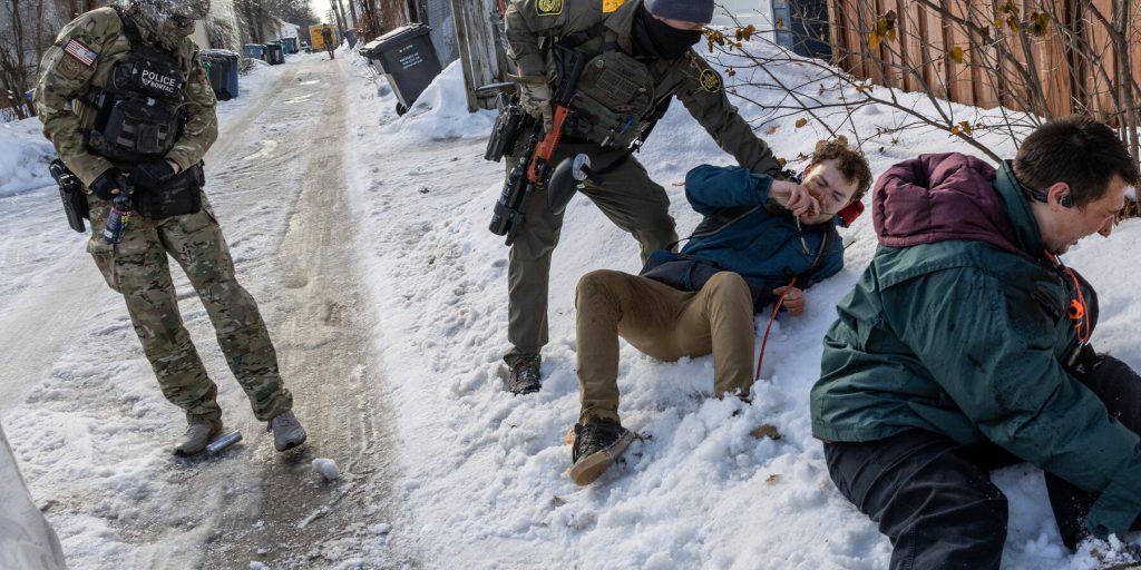 ICE ordina ai suoi agenti di intervenire con decisione se si sentono minacciati durante le proteste.