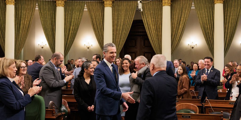 Governatore Newsom critica Trump nella relazione sullo Stato della California