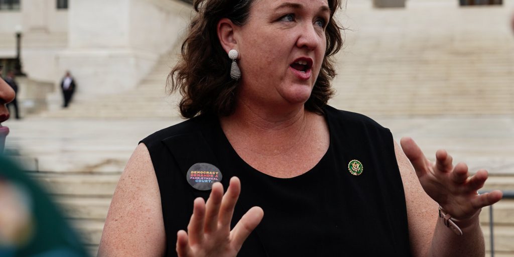 Katie Porter al Centro dell'Attenzione per un'Intervista TV Tensa nella Corsa per il Governatore della California