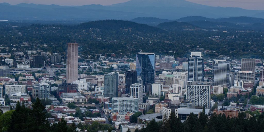 Spargimenti a Portland: due morti e la controversia sull’intervento dell’amministrazione Trump