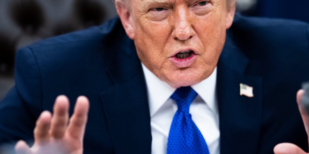 Trump sostiene di rispettare i risultati elettorali ma afferma che le elezioni sono truccate