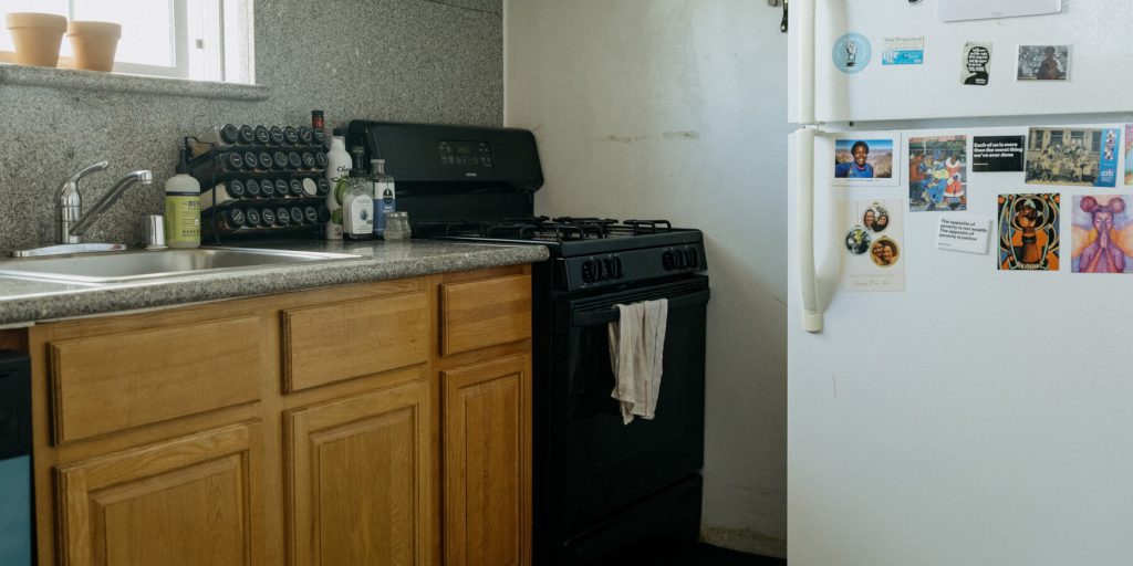 Nuova Legge in California: Frigoriferi e Fornelli Obbligatori negli Appartamenti in Affitto a Partire dal Prossimo Anno