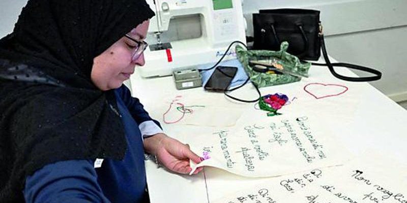 Donne in difficoltà trovano voce attraverso il ricamo poetico nel dormitorio del Gruppo Abele