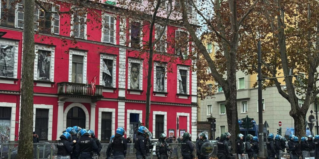 Polizia e Carabinieri perquisiscono il centro sociale Askatasuna a Regina