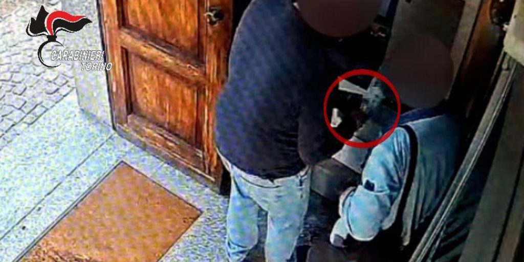 Arrestato a Pinerolo un truffatore che si fingeva gentile al bancomat per derubare anziani