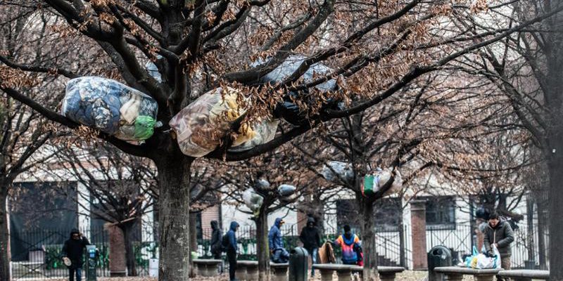 Giardino di Porta Palatina chiuso di notte a causa di bivacchi e rifiuti