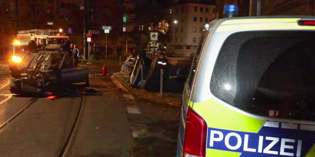 Due Giovani Coinvolti in Rapina e Fuga dalla Polizia a Düsseldorf: Una Storia di Azioni e Conseguenze