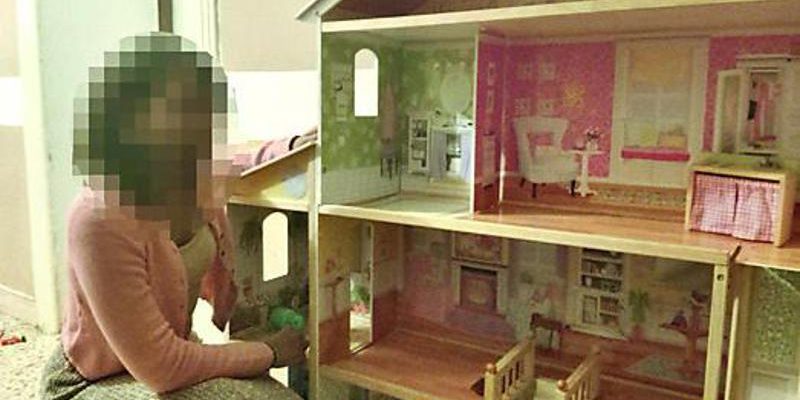 Ambra, vittima di violenza domestica, non verrà sfrattata dalla casa popolare