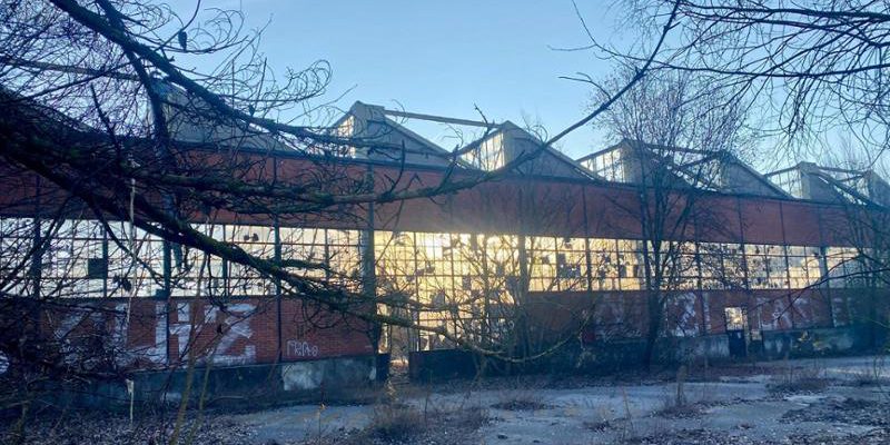 24enne cade dal tetto di ex fabbrica abbandonata a Mirafiori, sopravvive grazie a trave metallica