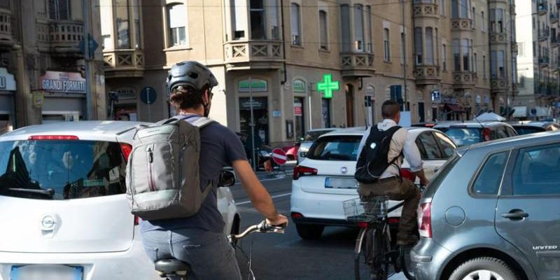 Piste ciclabili in aumento, ma la sicurezza resta in pericolo per segnaletica sbiadita e velocità eccessiva