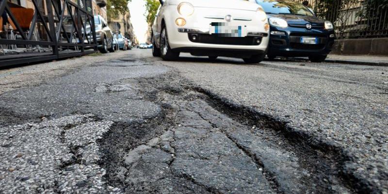 Buche sull'asfalto a Torino: i cittadini chiedono risarcimento e la città investe per migliorare la sicurezza stradale