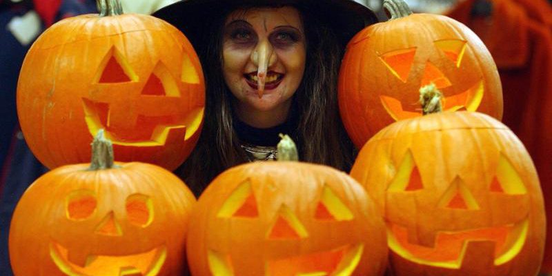 Riflessioni della domenica: Halloween in Piemonte e il servizio al Bicerin, una giornata di scoperte e discussioni
Specchio dei tempi, le lettere di domenica 2 novembre 2025
La giornata di domenica 2 novembre 2025 è stata caratterizzata da una serie di riflessioni e notizie interessanti. Tra queste, spicca la storia di Halloween, che sembra avere origini inaspettate in Piemonte, dove era conosciuto come "Not dle lumere". Questa scoperta storica ci porta a riflettere sulla relatività delle regole e delle tradizioni che spesso diamo per scontate.
Un altro argomento di discussione è stato il servizio al Bicerin, un noto locale, dove è stato introdotto il servizio ai tavoli. Questa scelta ha sollevato alcune domande sui motivi che hanno portato a questa decisione e sulle possibili conseguenze per i clienti e per l'ambiente del locale.
Approfondimento
Per comprendere meglio le origini di Halloween e la sua evoluzione nel tempo, è necessario esplorare la storia e le tradizioni che si sono sviluppate intorno a questa festa. La scoperta che Halloween abbia origini in Piemonte aggiunge un nuovo tassello alla nostra comprensione di questa celebrazione.
Possibili Conseguenze
La scelta di introdurre il servizio ai tavoli al Bicerin potrebbe avere conseguenze sia positive che negative. Tra le positive, potrebbe migliorare l'esperienza del cliente e aumentare la soddisfazione. Tuttavia, potrebbe anche aumentare i costi e modificare l'atmosfera del locale.
Opinione
È interessante notare come le tradizioni e le regole possano cambiare nel tempo e come le nostre percezioni possano essere influenzate da nuove scoperte e informazioni. La storia di Halloween e la scelta del Bicerin sono solo due esempi di come il mondo intorno a noi sia in continua evoluzione.
Analisi Critica dei Fatti
È fondamentale analizzare criticamente le informazioni che riceviamo e considerare più prospettive prima di formare un'opinione. Nel caso della storia di Halloween e della scelta del Bicerin, è importante considerare le fonti e le motivazioni che hanno portato a queste decisioni.
Relazioni con altri fatti
La storia di Halloween e la scelta del Bicerin possono essere collegate ad altri eventi e tendenze nella società. Ad esempio, la crescente popolarità di Halloween in tutto il mondo potrebbe essere collegata alla globalizzazione e alla diffusione delle culture.
Contesto storico
Per comprendere appieno la storia di Halloween e la sua evoluzione, è necessario considerare il contesto storico in cui si è sviluppata. La scoperta che Halloween abbia origini in Piemonte aggiunge un nuovo capitolo alla storia di questa festa.
Fonti
Le informazioni contenute in questo articolo sono state tratte da La Stampa. Per ulteriori informazioni, si consiglia di visitare il sito web ufficiale di La Stampa.