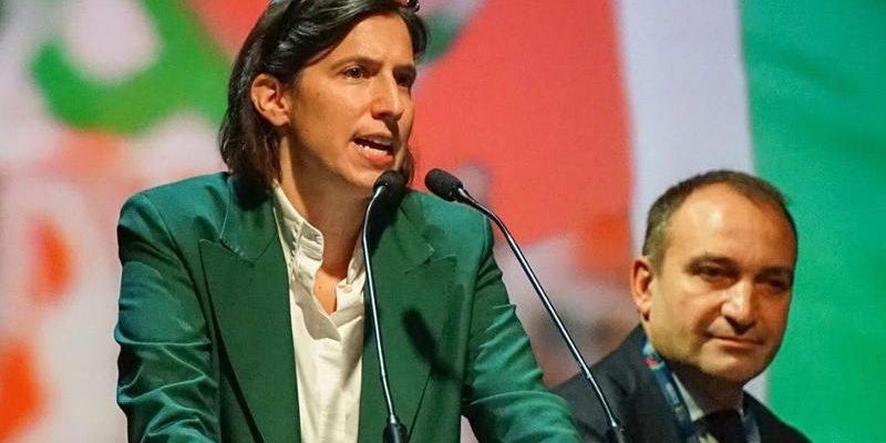 Sezione Bonaccini del PD si unisce alla maggioranza durante l'assemblea nazionale a Roma