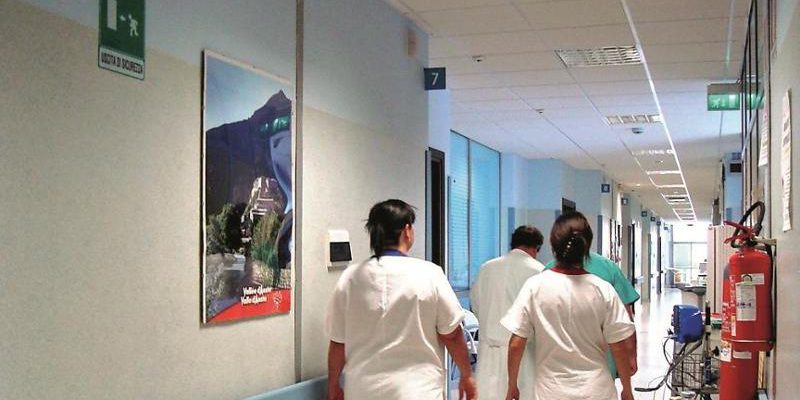 Caso Peinetti: Inchiesta della Corte dei Conti Solleva Dubbi sulla Trasparenza nel Sistema Sanitario Regionale

La Delibera Regionale e il Caso di Peinetti
Una recente inchiesta della Corte dei Conti ha sollevato questioni riguardanti il concorso per il ruolo di primario, specificamente nel caso di Peinetti. A seguito di un'indagine, è emerso che la delibera regionale ha "regolarizzato" la posizione di Peinetti, nonostante mancasse dell'attestato richiesto.

Approfondimento
L'inchiesta ha rivelato che l'obbligo di attestato per il concorso del primario è stato cancellato 40 giorni dopo che il direttore generale dell'Usl Uberti ha inviato un segnale di allarme. Questo evento ha sollevato interrogativi sulla trasparenza e sulla correttezza del processo di selezione.

Possibili Conseguenze
Le conseguenze di questa vicenda potrebbero essere significative, sia per il sistema sanitario regionale che per la carriera di Peinetti. La cancellazione dell'obbligo di attestato potrebbe essere vista come un favoreggiamento e potrebbe avere ripercussioni sulla fiducia del pubblico nel sistema sanitario.

Opinione
Non è possibile esprimere un'opinione in merito a questa vicenda senza avere accesso a tutte le informazioni. Tuttavia, è chiaro che la trasparenza e la correttezza sono fondamentali nel processo di selezione per ruoli di responsabilità nel sistema sanitario.

Analisi Critica dei Fatti
L'analisi dei fatti rivela una serie di eventi che hanno portato alla "regolarizzazione" del ruolo di Peinetti. La cancellazione dell'obbligo di attestato 40 giorni dopo l'Sos del direttore generale dell'Usl Uberti solleva interrogativi sulla tempistica e sulla motivazione di questa decisione.

Relazioni con altri Fatti
Questa vicenda potrebbe essere collegata ad altre questioni relative alla gestione del sistema sanitario regionale. La trasparenza e la correttezza nel processo di selezione sono fondamentali per mantenere la fiducia del pubblico e garantire la qualità dei servizi sanitari.

Contesto Storico
Il contesto storico di questa vicenda è importante per comprendere le dinamiche che hanno portato alla "regolarizzazione" del ruolo di Peinetti. La storia del sistema sanitario regionale e le decisioni prese in passato possono avere influenzato gli eventi attuali.

Fonti
La fonte di questo articolo è La Stampa. L'articolo originale può essere trovato al link https://www.lastampa.it/aosta/2025/10/31/news/delibera_regolarizzato_peinetti-15375834/.