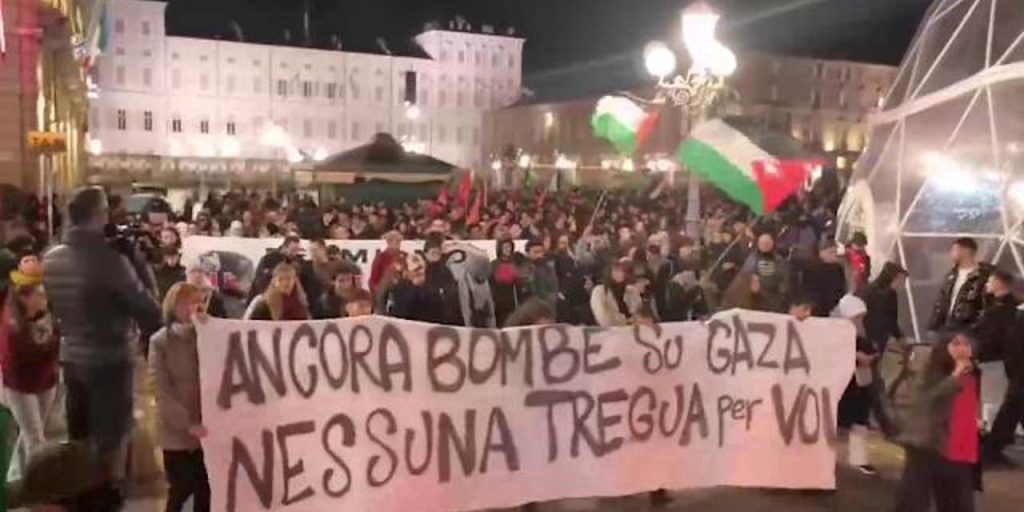 Manifestazione di sostegno ai palestinesi a Torino: un migliaio di persone scendono in piazza contro le violenze a Gaza