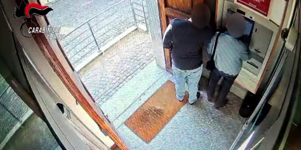 Arrestato a Pinerolo per 14 furti al bancomat fingendo di aiutare gli anziani