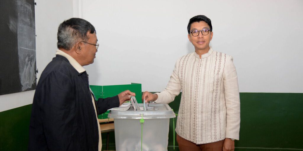 Лидер африканского государства уехал в безопасное место, чтобы спасти себе жизнь