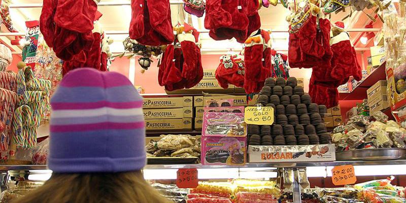 Spesa natalizia 2025: 800 milioni di euro e il ritorno ai negozi di quartiere in Piemonte