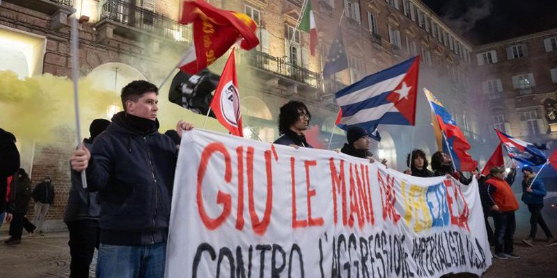 Protesta a Torino: bandiera statunitense incendiata in Piazza Castello