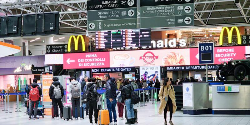 Problemi di spazi pubblici a Torino: bidoni nei piccoli appartamenti, parcheggi scarsi e mancanza di fontane all’aeroporto