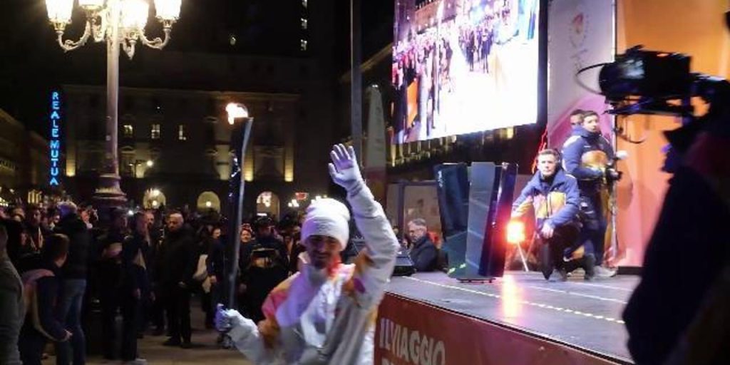 Fiamma olimpica arriva a Torino: Chiellini e Bagnaia ultimi tedofori