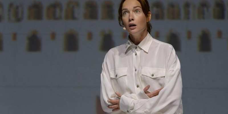 Cristiana Capotondi si esibisce da sola in scena al teatro Concordia di Venaria in uno spettacolo unico e coinvolgente