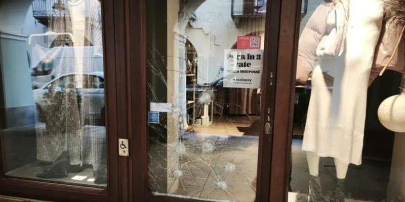 Arrestato ladro di abiti da 6500 euro in due negozi di Rivarolo, tentato fuga in bicicletta