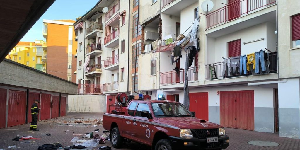 Esplosione in appartamento a Rivarolo Canavese: due feriti e un cagnolino salvato, le indagini sono in corso per determinare le cause dell'incidente