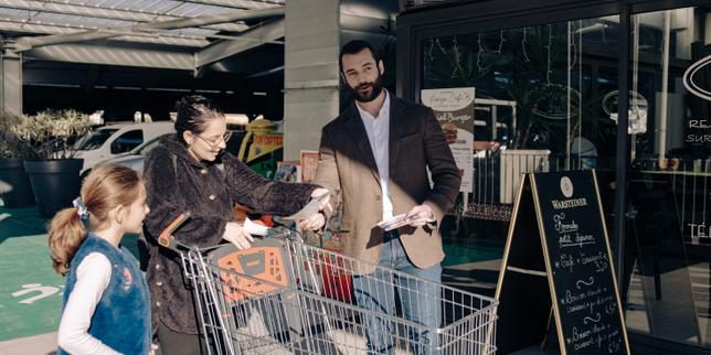 Louis Sarkozy in campagna a Menton: strategia di visibilità in città favorevole al RN