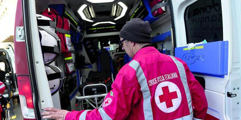 Collasso di tettoia di casa ATC a Viale dei Mughetti: operaio ferito per infiltrazioni d’acqua