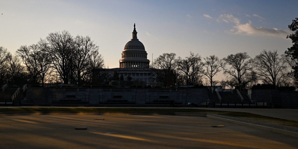 Repubblicani cercano di distanziarsi da Trump all’inizio delle elezioni di metà mandato