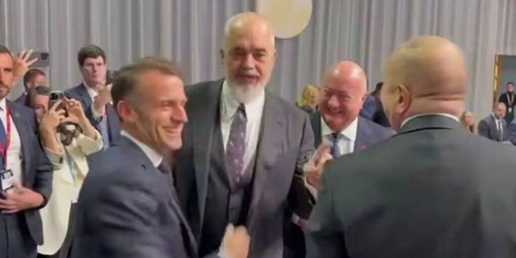 Макрон шлепнул премьер-министра Албании после шутки о президенте США