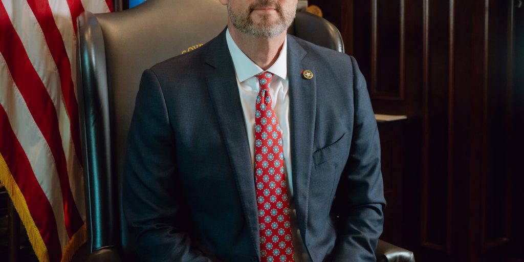 Oklahoma’s Republican Governor Criticizes National Guard Deployment in Chicago