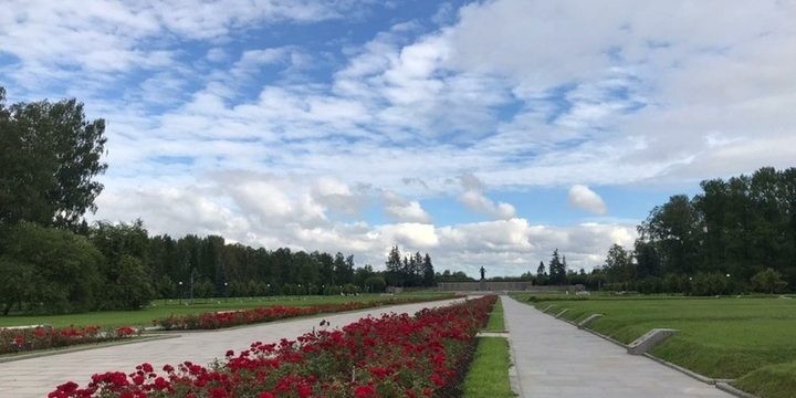 "Commemorazione alla memoria: Beglov depone fiori al Piskarevskoye Memorial Cemetery per l'84° anniversario dell'inizio dell'assedio di Leningrado"
